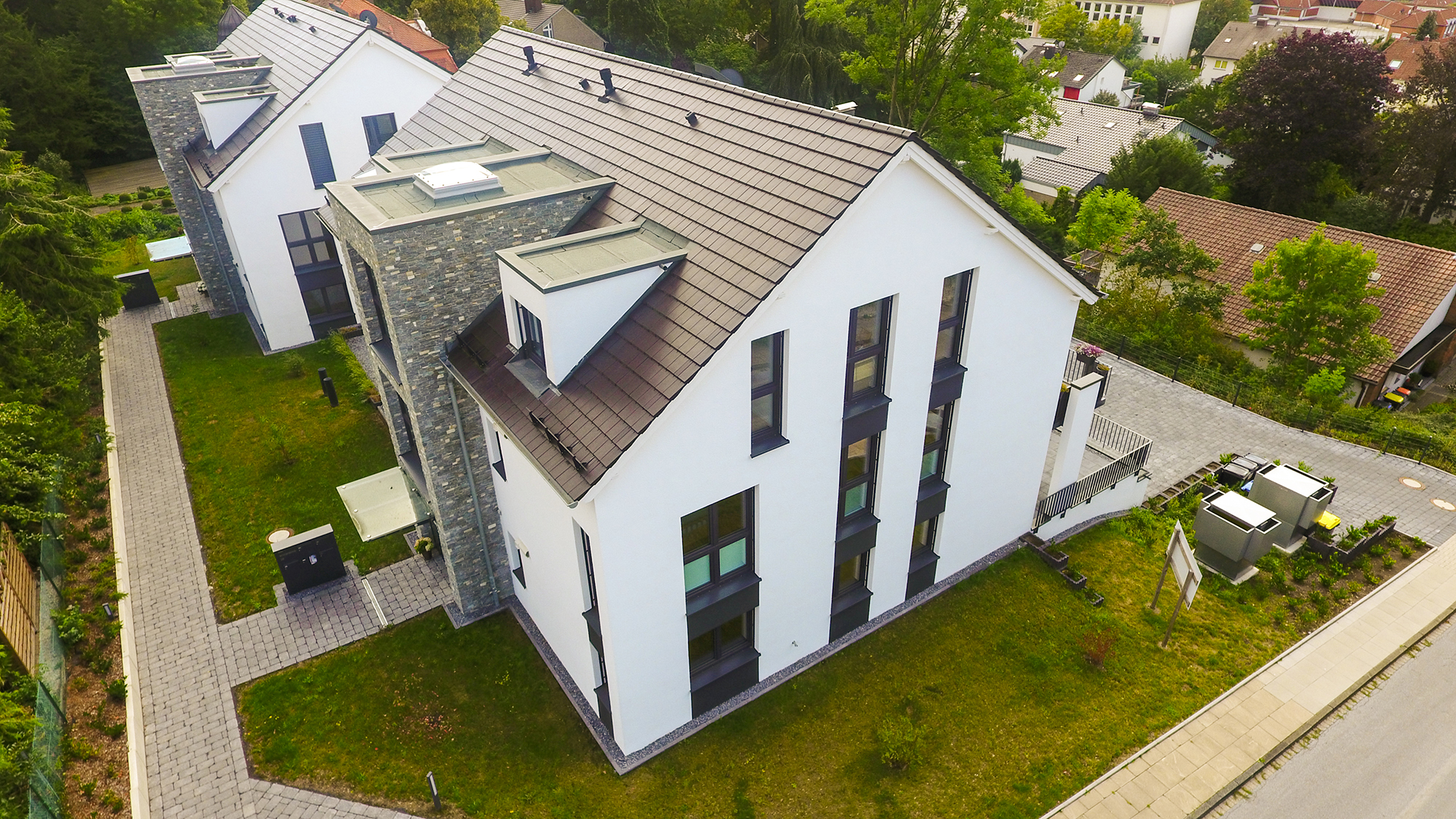 Mehrfamilienhaus mit anthraziten Walther Stylist auf Satteldach mit Blick Gauben