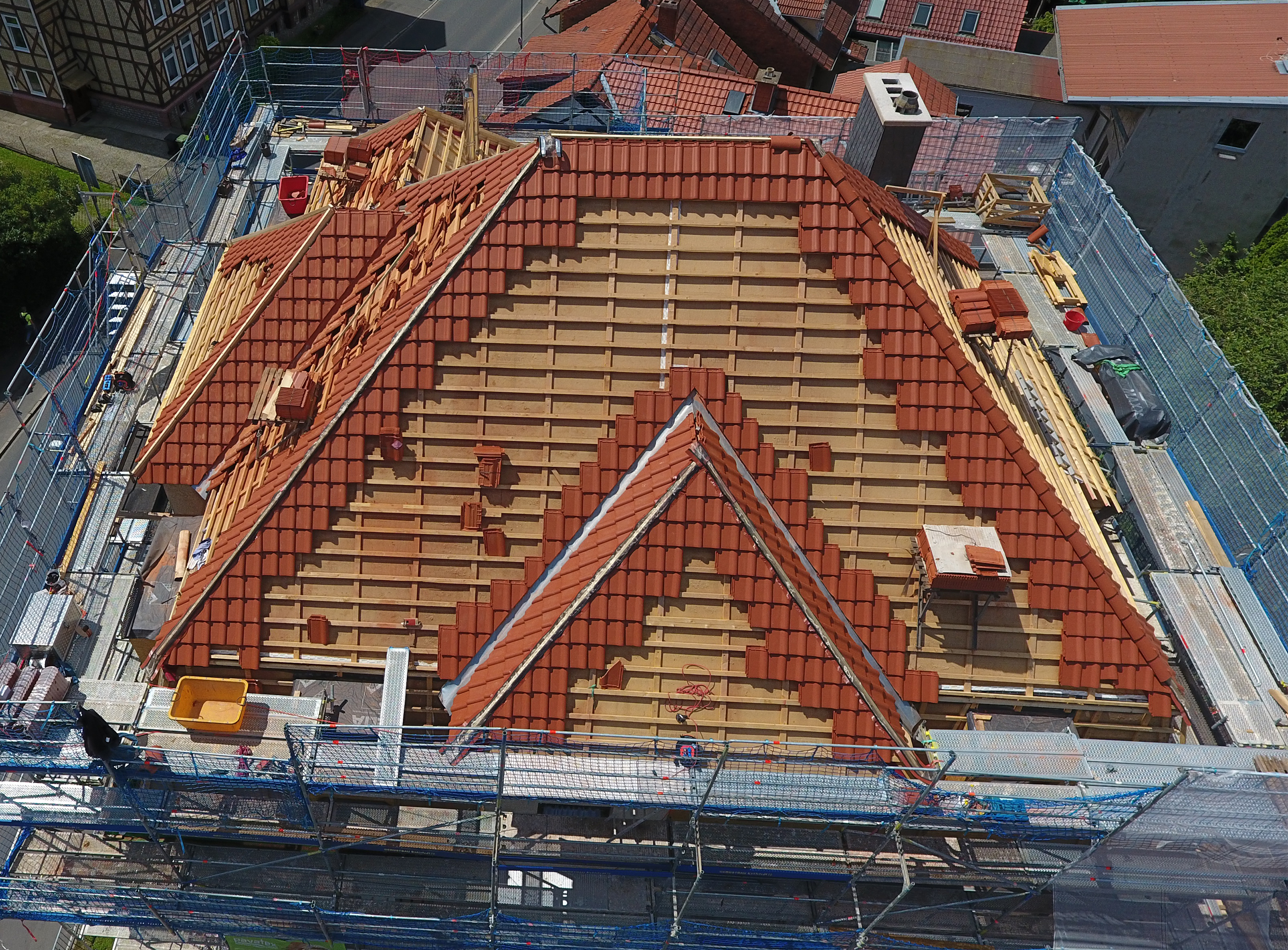 Dacheindeckung mit Flachdachziegel J11v für eine gute Hagelbeständigkeit