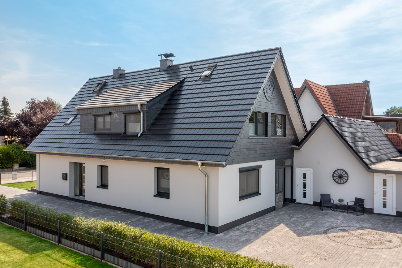 Saniertes Einfamilienhaus mit unserem Solarziegel Stylist-PV mit Autarq mit Nebengebäude und Hof