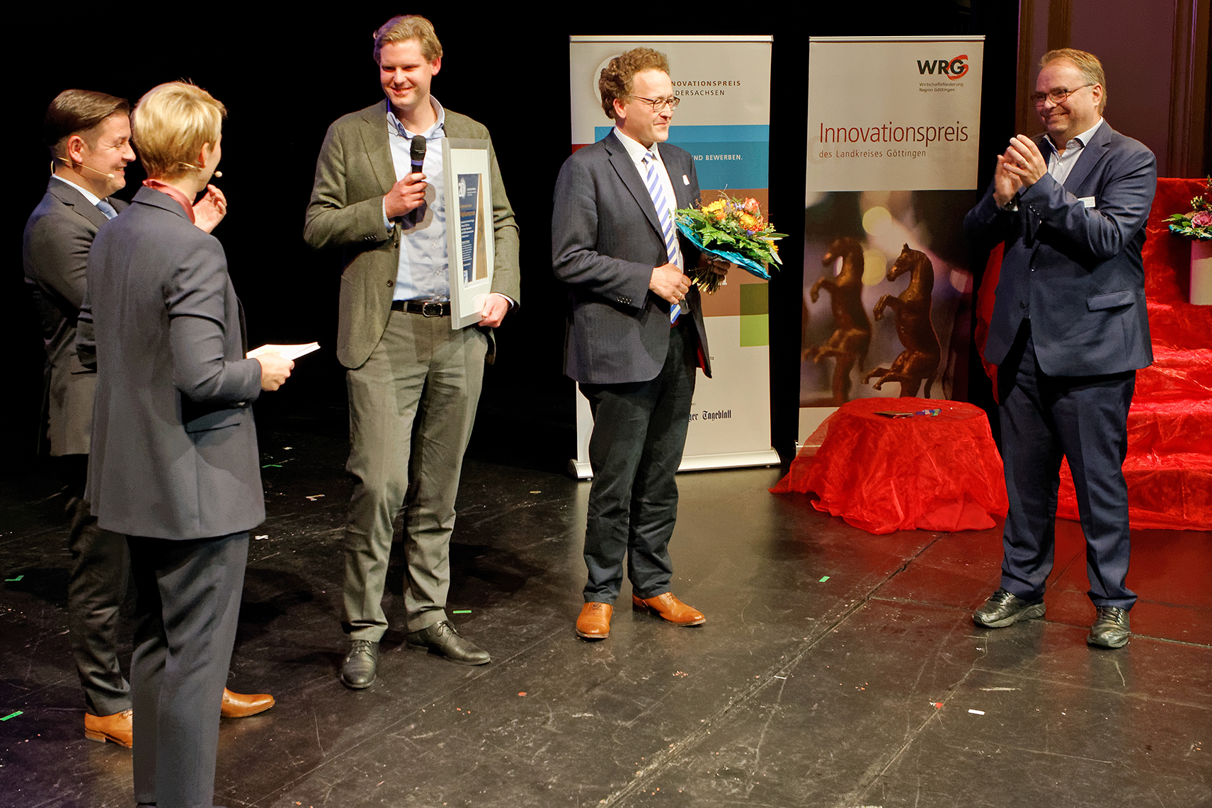 Lucas Jacobi und Dominik Jung während der Verleihung des Innovationspreises in Göttingen