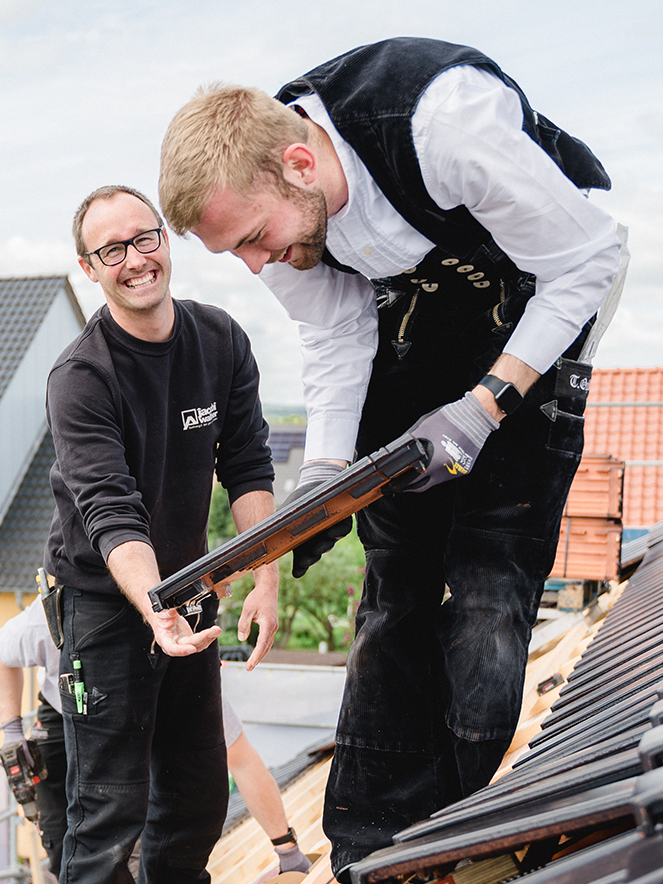 Mitarbeiter Anwendungstechnik bei der Dacheindeckung