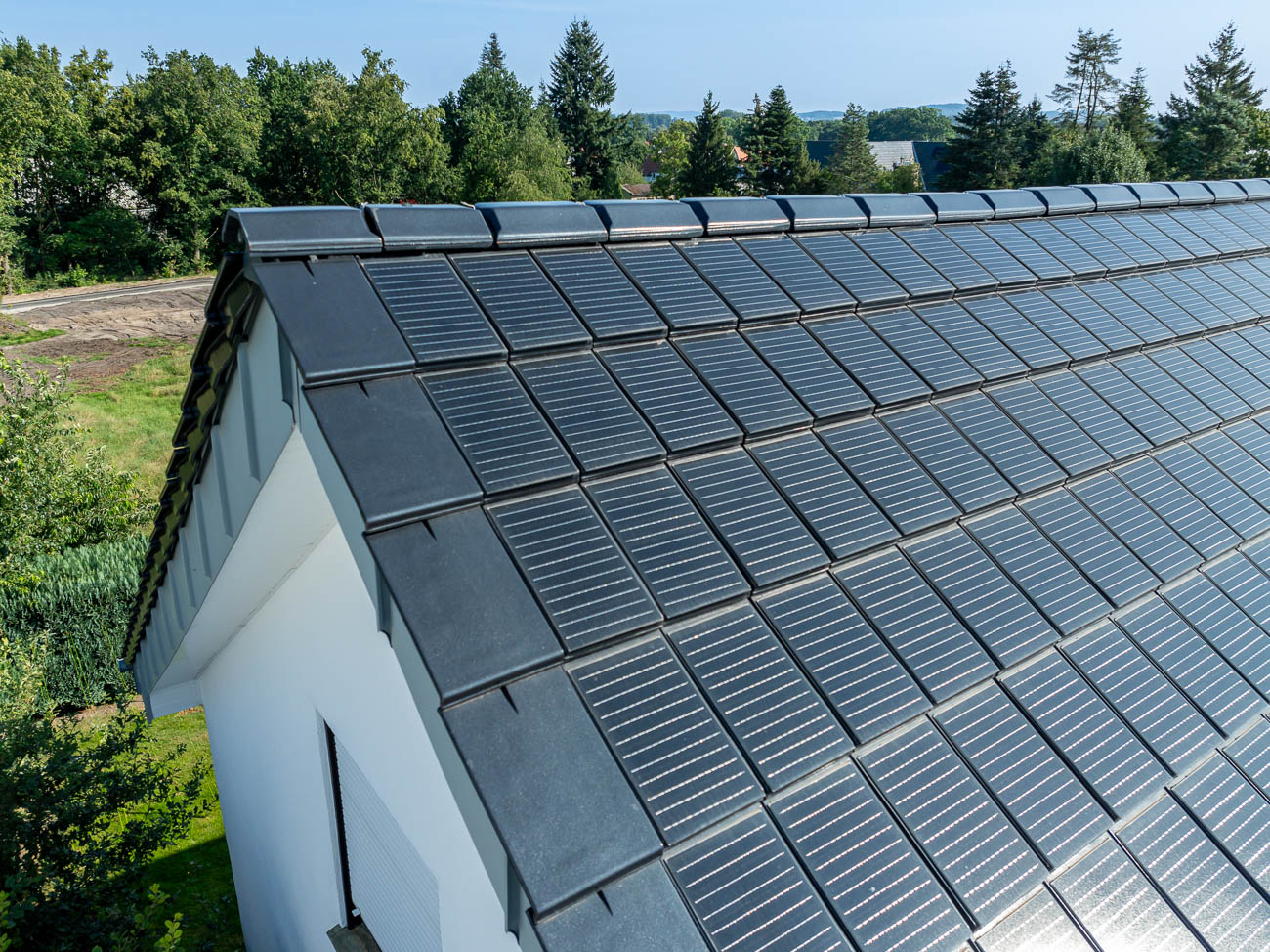 Mehrfamilienhaus mit Solarziegel Stylist-PV in edelspacegrau, top verlegt von Verarbeiter Blome Bedachungen