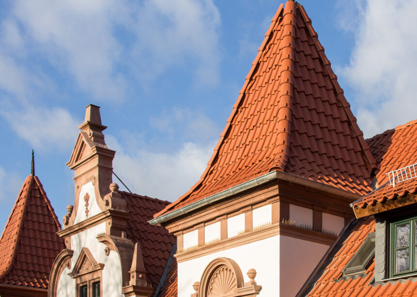 Dachausschnitt mit Turm der Stiftung mit Z5 Geradschnitt in naturrot dunkel.