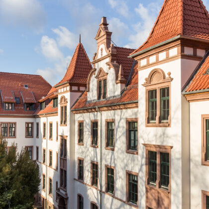 Stiftung mit Z5 Geradschnitt in naturrot dunkel.