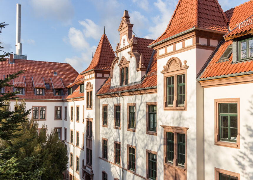 Stiftung mit Z5 Geradschnitt in naturrot dunkel.