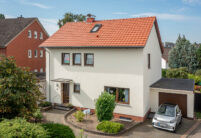 Saniertes Einfamilienhaus mit Z10 in altrot in der Gesamtansicht mit Garage.