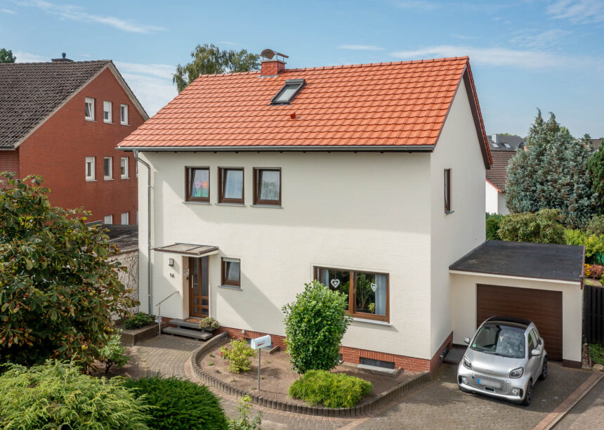 Saniertes Einfamilienhaus mit Z10 in altrot in der Gesamtansicht mit Garage.