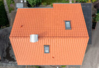 Saniertes Einfamilienhaus mit Z10 in altrot aus der Vogelperspektive.