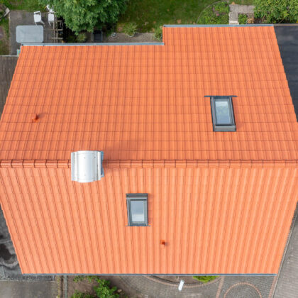 Saniertes Einfamilienhaus mit Z10 in altrot aus der Vogelperspektive.