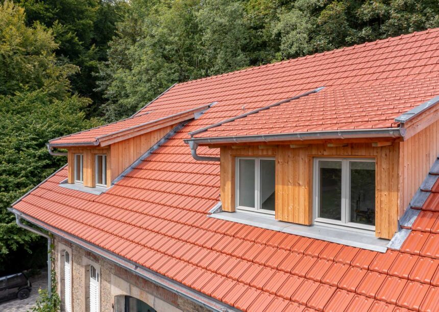 Forsthaus wurde gemäß Denkmalschutz mit Tradition in rotbraun saniert; hier Dachdetails im Bild.