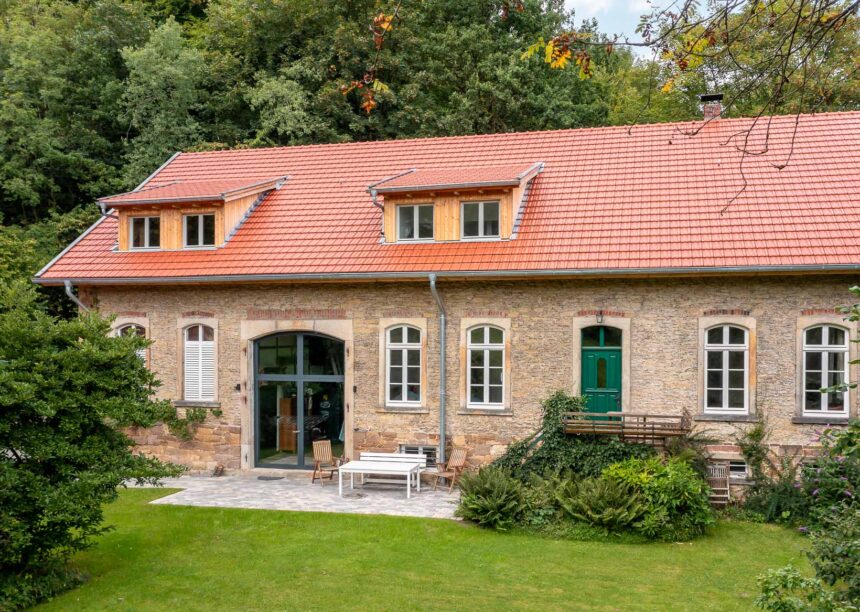 Forsthaus wurde gemäß Denkmalschutz mit Tradition in rotbraun saniert. Hier die Terrasse und tolle Dachoptik im Fokus.
