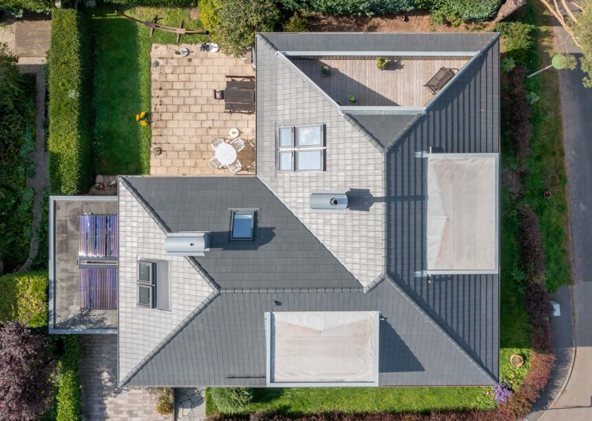 Klinkerbungalow mit WALTHER Stylist Dach in edelschiefer aus der Vogelperspektive mit Dachterrasse.