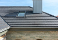 Klinkerbungalow mit WALTHER Stylist Dach in edelschiefer. Hier unser First Stylist am Grad und 3-achsige Walmkappe.