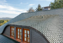 Forsthaus mit tannengrünem Biberdach, zwei verschiedene Schnitte. Im Bild die wunderschöne Fledermausgaube mit Sanilüfter.