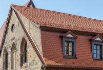 Sanierte Marienkapelle in Bamberg mit naturrotem Biberschwanzziegel im Fokus die Erker und seitlicher Dachabschluss.