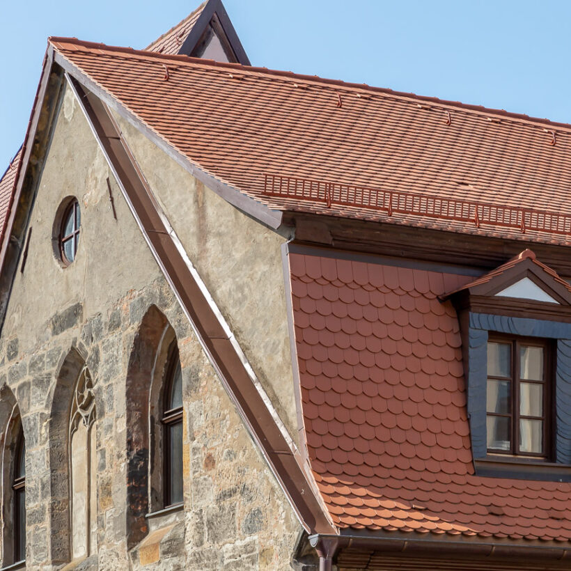 Sanierte Marienkapelle in Bamberg mit naturrotem Biberschwanzziegel im Fokus die Erker und seitlicher Dachabschluss.