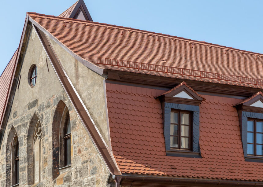 Sanierte Marienkapelle in Bamberg mit naturrotem Biberschwanzziegel im Fokus die Erker und seitlicher Dachabschluss.