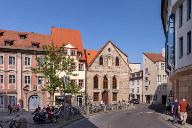 Sanierte Marienkapelle in Bamberg mit naturrotem Biberschwanzziegel, hier Ansicht des historischen Giebels.