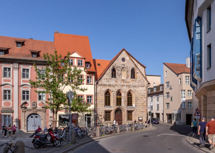 Sanierte Marienkapelle in Bamberg mit naturrotem Biberschwanzziegel, hier Ansicht des historischen Giebels.