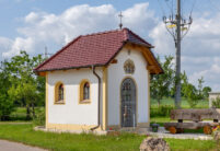 Biberschwanzziegel in edelrosso lässt kleine Kapelle neu erstrahlen. Im Bild in der schrägen Ansicht.