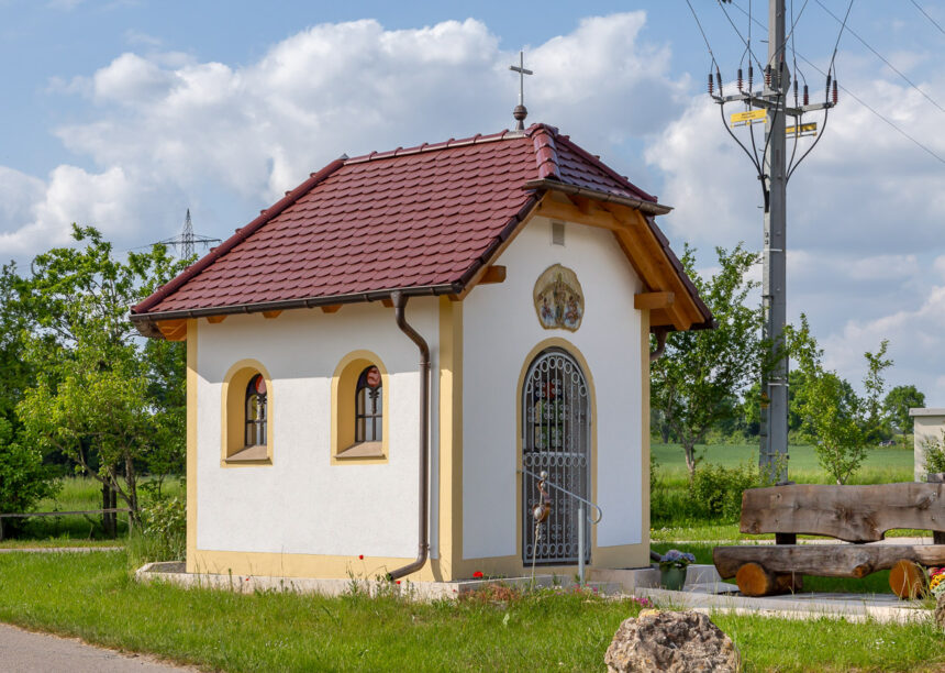 Biberschwanzziegel in edelrosso lässt kleine Kapelle neu erstrahlen. Im Bild in der schrägen Ansicht.