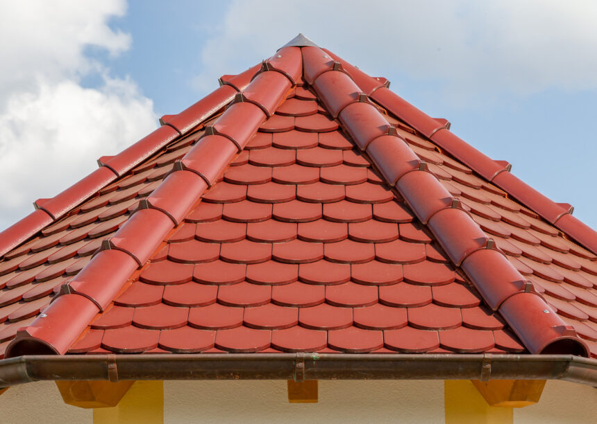 Biberschwanzziegel in edelrosso lässt kleine Kapelle neu erstrahlen. Im Bild der Dachabschluss am Grad.