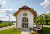 Biberschwanzziegel in edelrosso lässt kleine Kapelle neu erstrahlen.