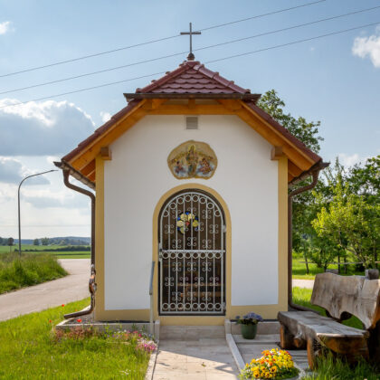 Biberschwanzziegel in edelrosso lässt kleine Kapelle neu erstrahlen.