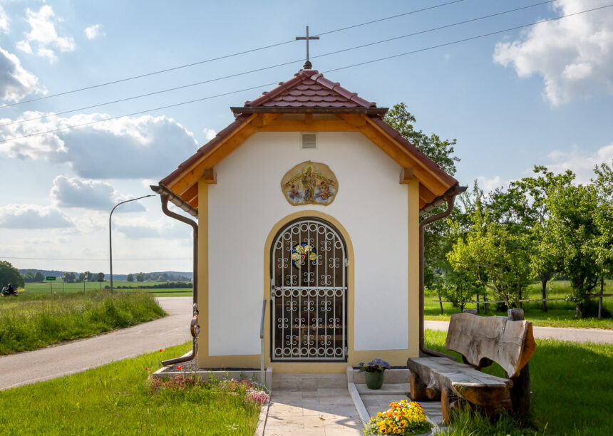 Biberschwanzziegel in edelrosso lässt kleine Kapelle neu erstrahlen.