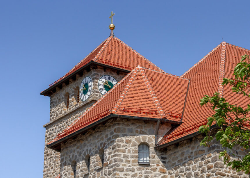 Verstärkter süddeutscher Biber Rundschnitt auf Pfarrkirche in Waffenbrunn im Bild die Kirchenuhr.