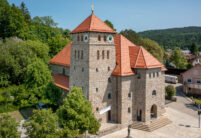 Verstärkter süddeutscher Biber Rundschnitt auf Pfarrkirche in Waffenbrunn.