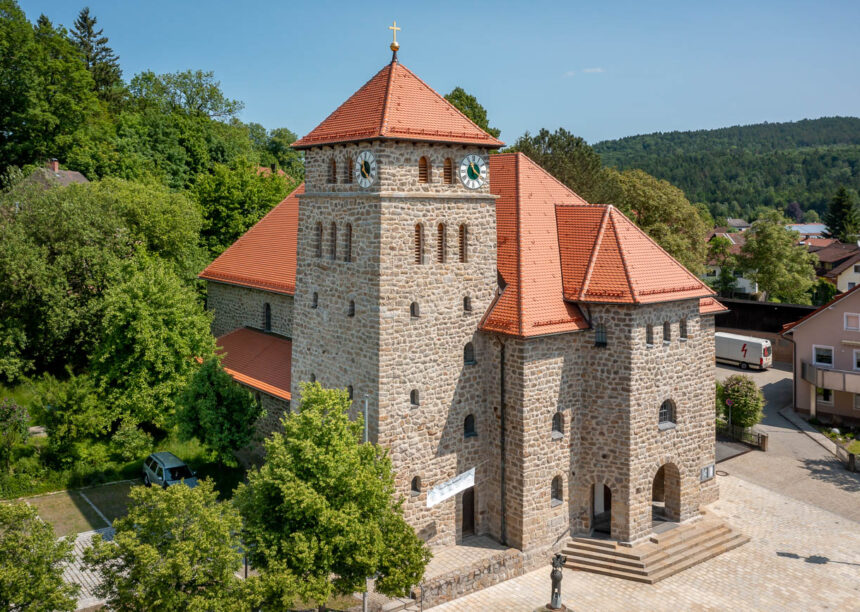 Verstärkter süddeutscher Biber Rundschnitt auf Pfarrkirche in Waffenbrunn.