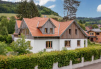 Saniertes Wohnhaus mit Biberschwanzziegeln Rundschnitt in natur plus. Auf dem Foto die schräge Gesamtansicht.