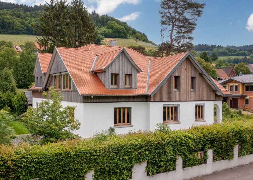 Saniertes Wohnhaus mit Biberschwanzziegeln Rundschnitt in natur plus. Auf dem Foto die schräge Gesamtansicht.