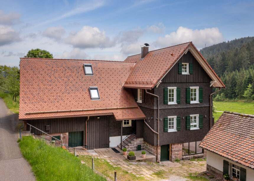 Typisches Schwarzwaldhaus mit geflammten Biber in den Bergen.