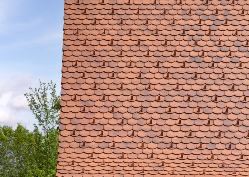 Typisches Schwarzwaldhaus mit geflammten Biber im Fokus die Rundholzhalterung aus unserem nichtkeramischen Sortiment.