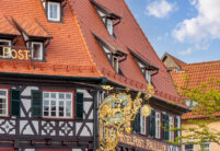 Alte Post in Nagold nach Sanierung ein Schmuckstück mit Bibern im Segmentschnitt mit goldenem Schild des Hotels.