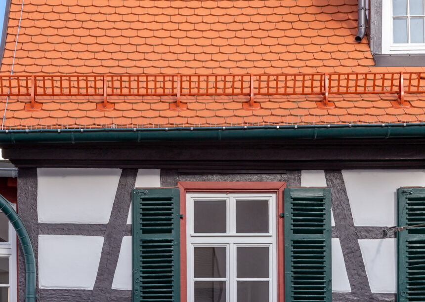 Alte Post in Nagold nach Sanierung ein Schmuckstück mit Bibern im Segmentschnitt mit Fokus auf das Schneefanggitter mit Alugrundpfanne.