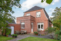 Historisches Wohnhaus mit Knick im altschwarzem Z5-Krüppelwalmdach mit toller Klinkerfassade und gemütlicher Terrasse.