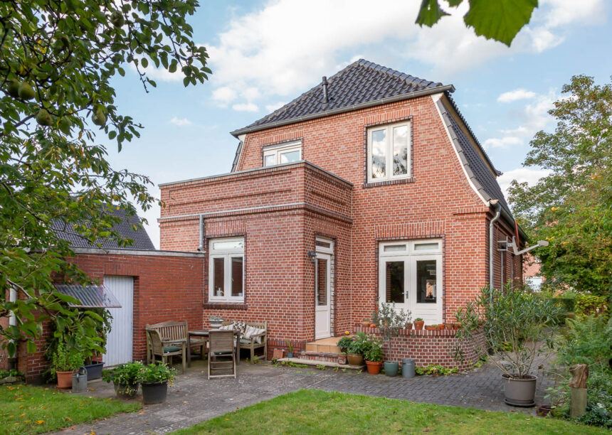 Historisches Wohnhaus mit Knick im altschwarzem Z5-Krüppelwalmdach mit toller Klinkerfassade und gemütlicher Terrasse.