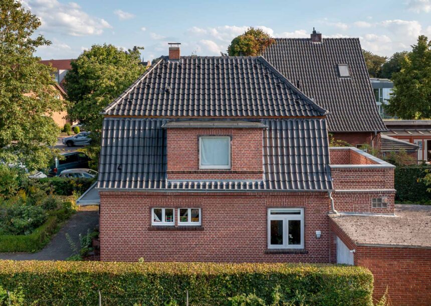 Historisches Wohnhaus mit Knick im altschwarzem Z5-Krüppelwalmdach. Hier die Klinkerdachgaube im Fokus.