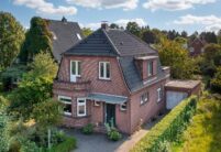 Historisches Wohnhaus mit Knick im Krüppelwalmdach. Auf dem Dach Jacobi Holfalzziegel Z5 in altschwarz.