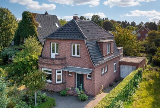 Historisches Wohnhaus mit Knick im Krüppelwalmdach. Auf dem Dach Jacobi Holfalzziegel Z5 in altschwarz.