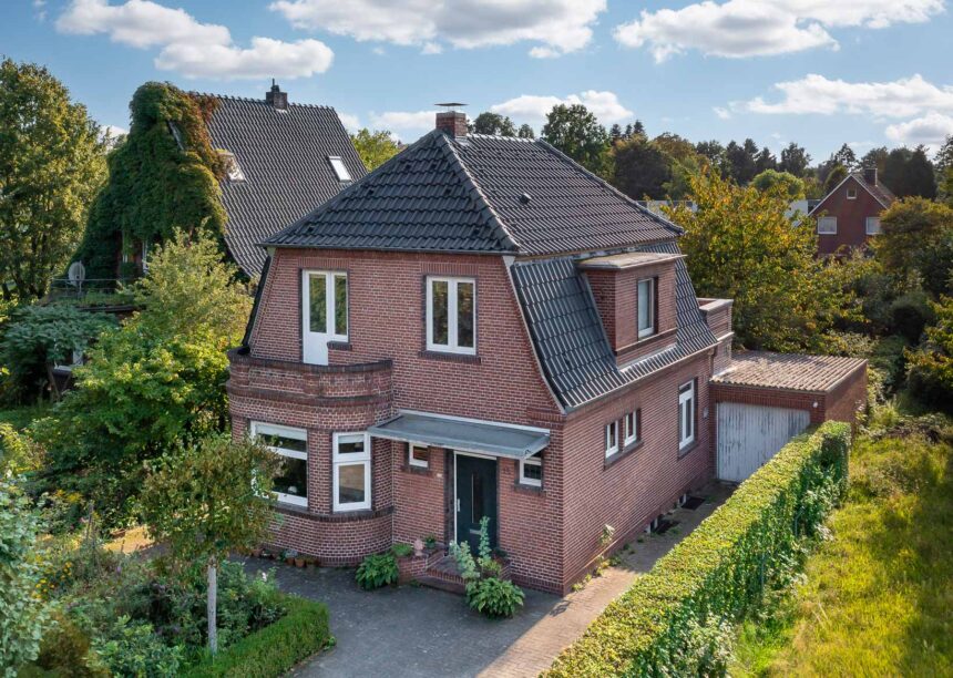 Historisches Wohnhaus mit Knick im Krüppelwalmdach. Auf dem Dach Jacobi Holfalzziegel Z5 in altschwarz.