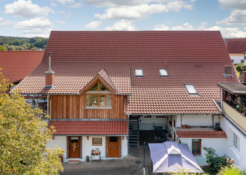 Z5 in naturrot dunkel auf erweitertem Satteldach. Auf diesem Bild ist das Schleppdach mit Anbau und Satteldachgaube zu sehen.