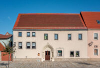 Das historische Einzeldenkmal mit gotischem Kielbogenportal am Markt in Nebra.