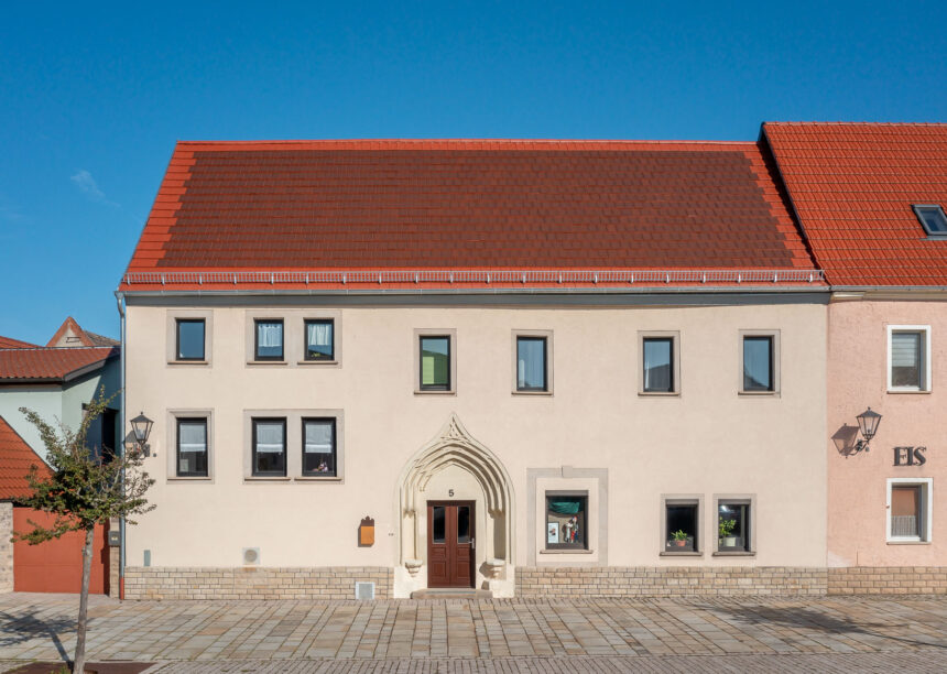 Das historische Einzeldenkmal mit gotischem Kielbogenportal am Markt in Nebra.