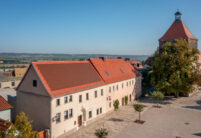 Das historische Einzeldenkmal mit gotischem Kielbogenportal am Markt in Nebra. Auf diesem Bild mit Stadtkern.