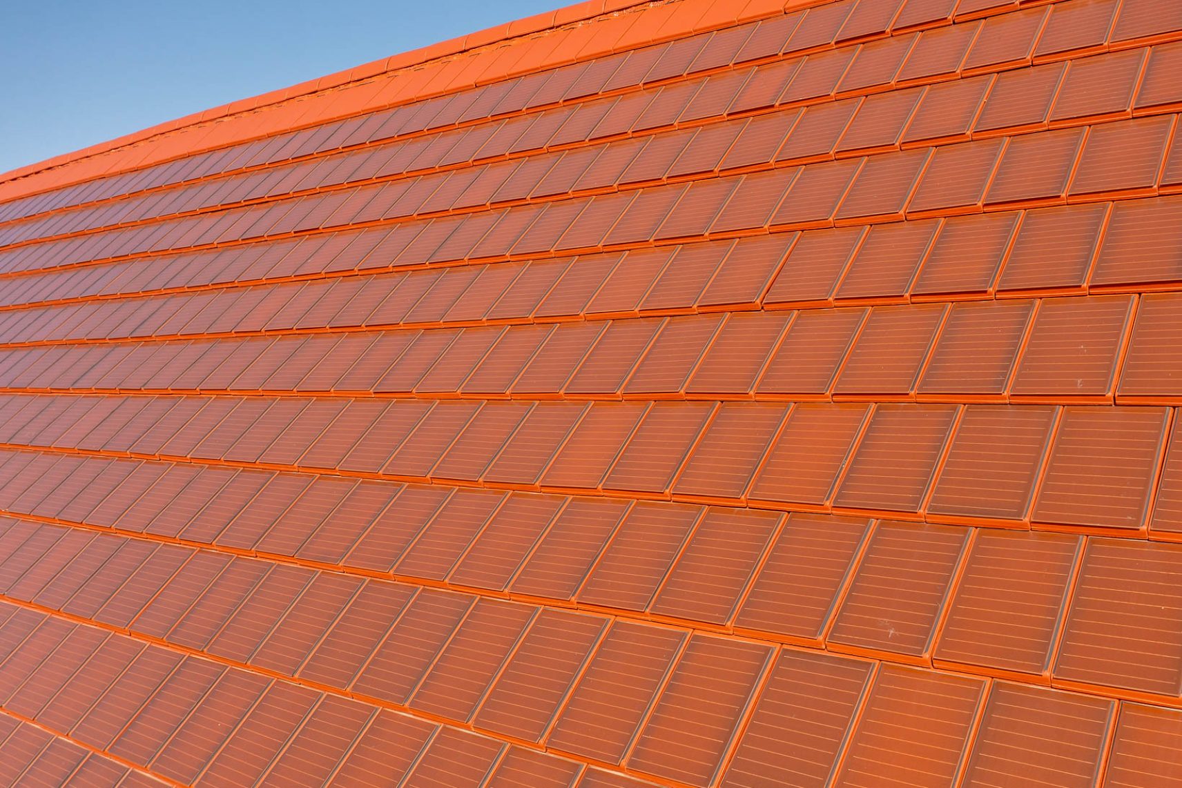 Das historische Einzeldenkmal mit gotischem Kielbogenportal am Markt in Nebra mit Flächenansicht vom Solarziegel Stylist-PV imit Autarq.