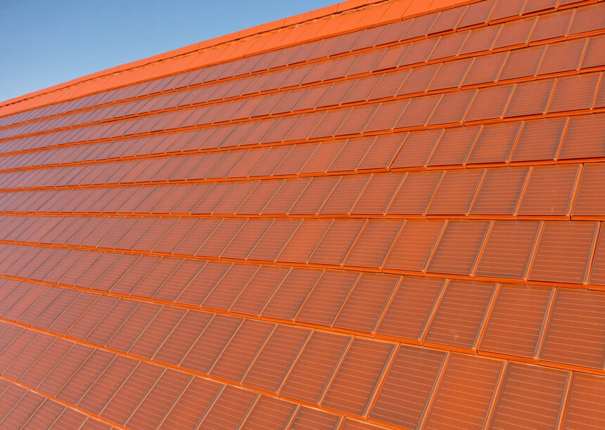 Das historische Einzeldenkmal mit gotischem Kielbogenportal am Markt in Nebra mit Flächenansicht vom Solarziegel Stylist-PV imit Autarq.